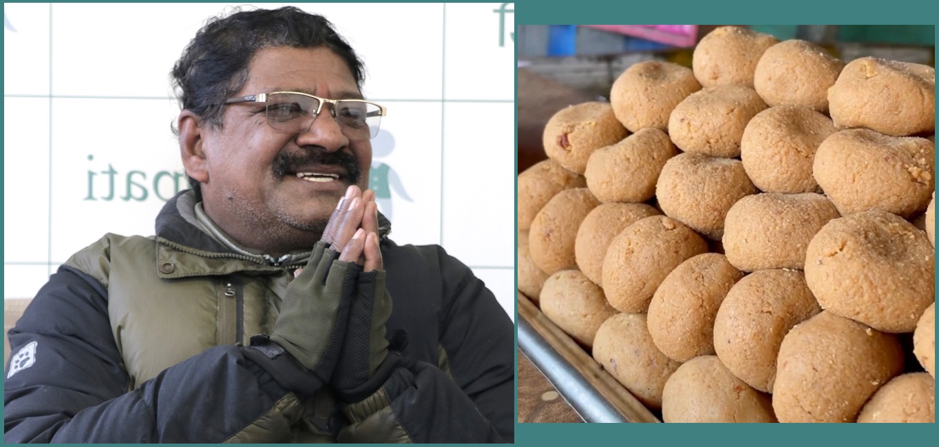 आनन्दप्रसाद साह जो बरमझियाको पेडा काठमाडौंमा डेलिभरी गर्छन्।